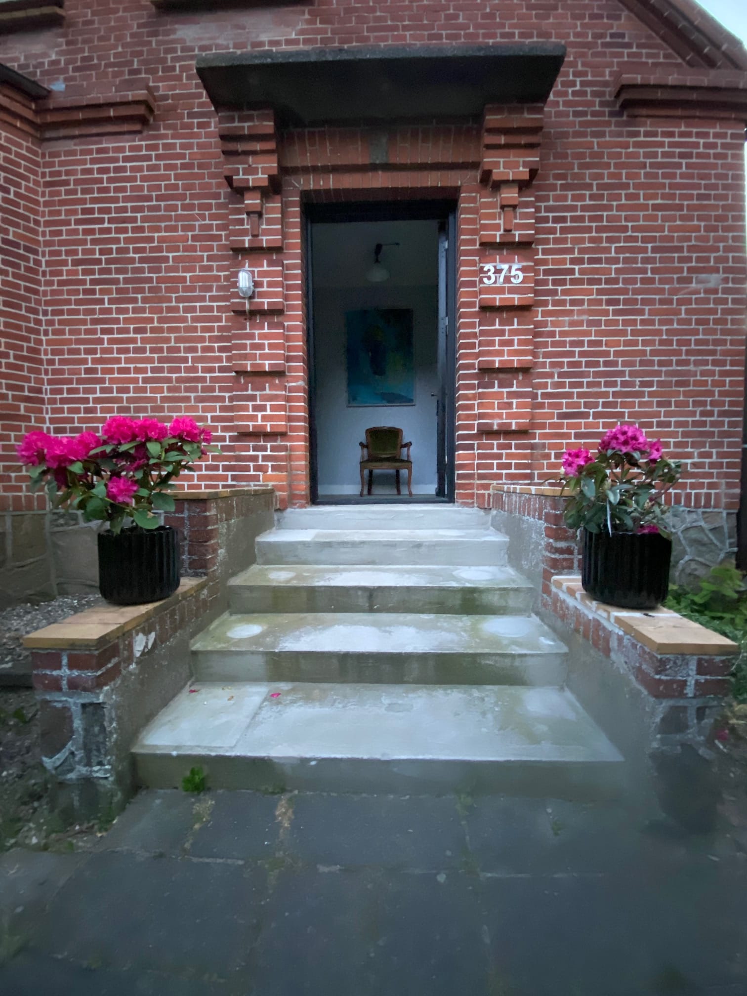 Der Eingang des roten Backsteinhauses