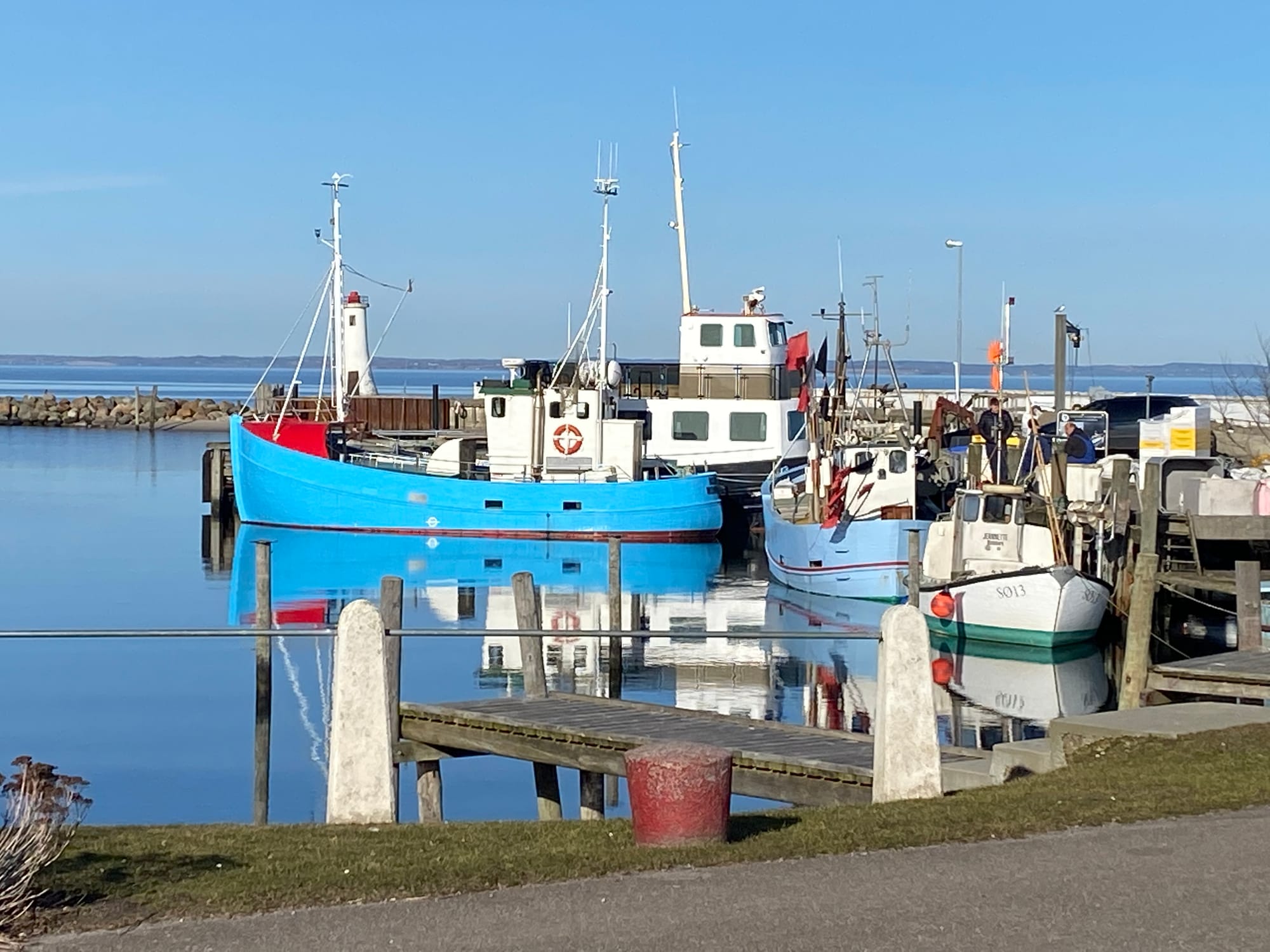 Boote und Küste am Hafen von Mommark